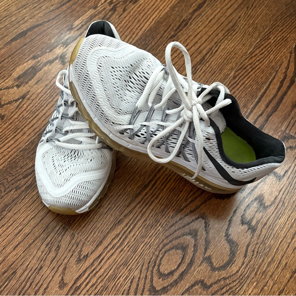 Nike Air Max 2015 women’s running shoe in white with black accents